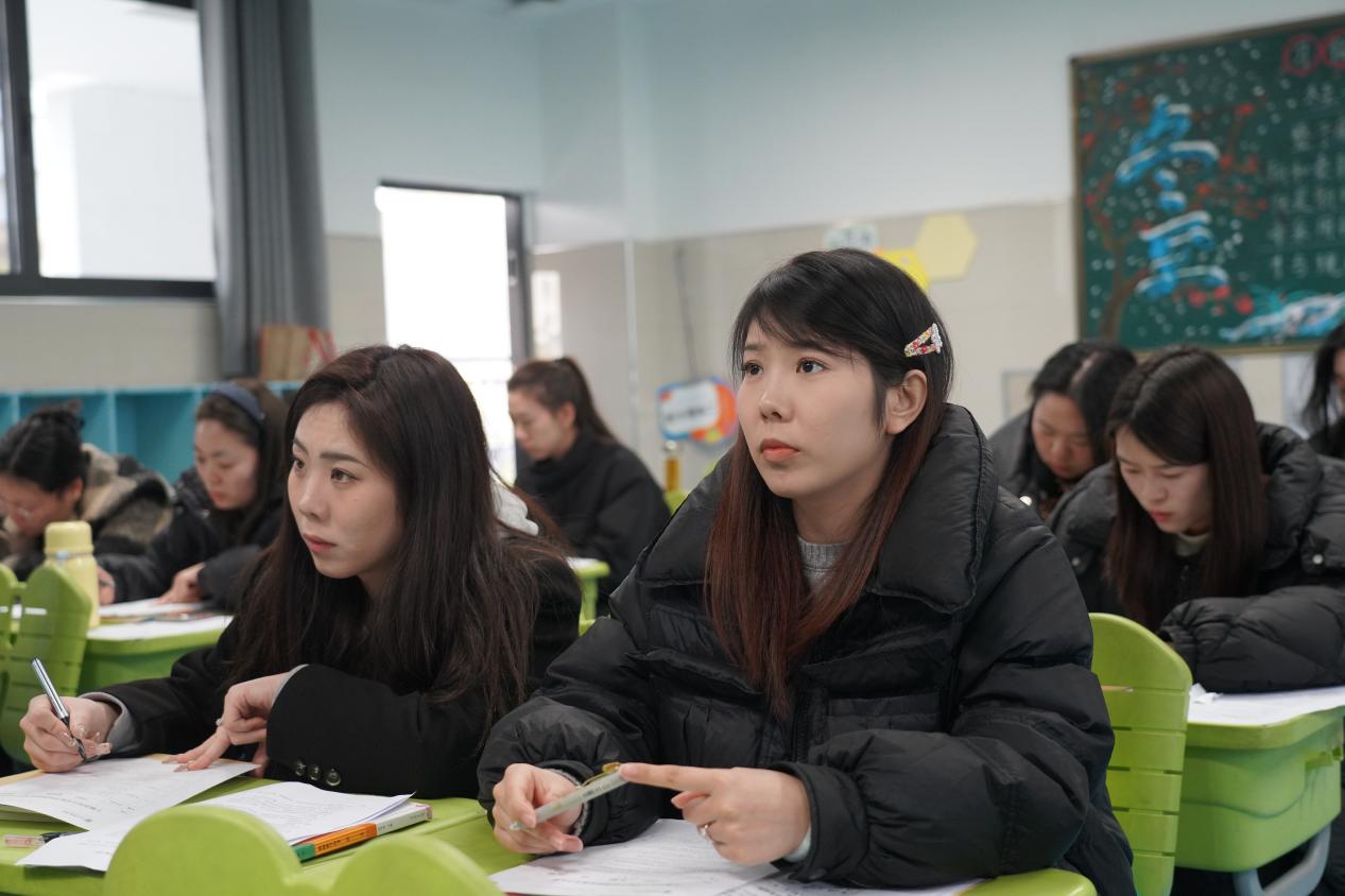 启智润心 扬帆未来 |  汉江实验学校召开2024-2025学年下学期教职工大会暨教师培训会