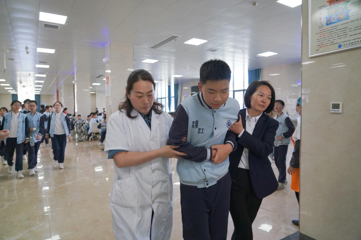 “食”战演练 以“演”筑防 | 汉江实验学校开展食品安全应急演练