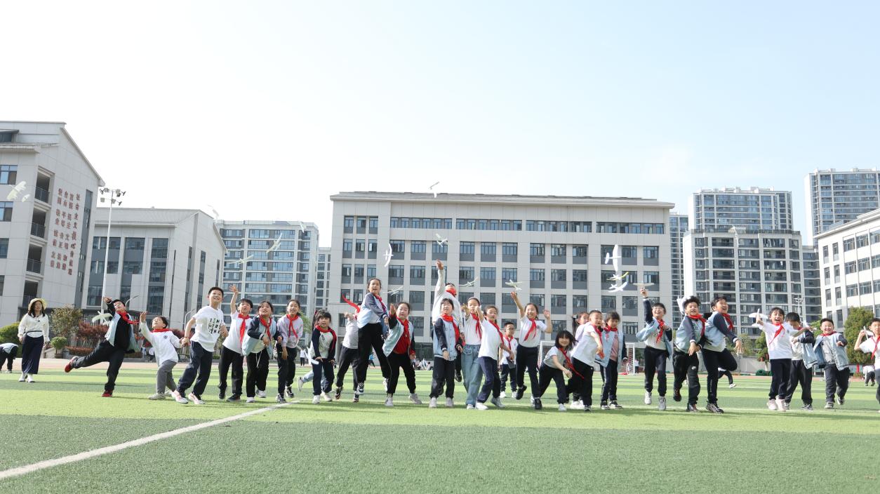 探AI科技研学 赋少年以诗行 |  汉江实验学校一二年级开展“科学家精神进校园”暨  “AI人工智能”科普研学活动