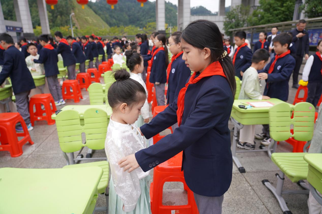 礼润童心 做新时代好少年 | 汉江实验学校10.13建队日活动融2025届一年级开笔典礼