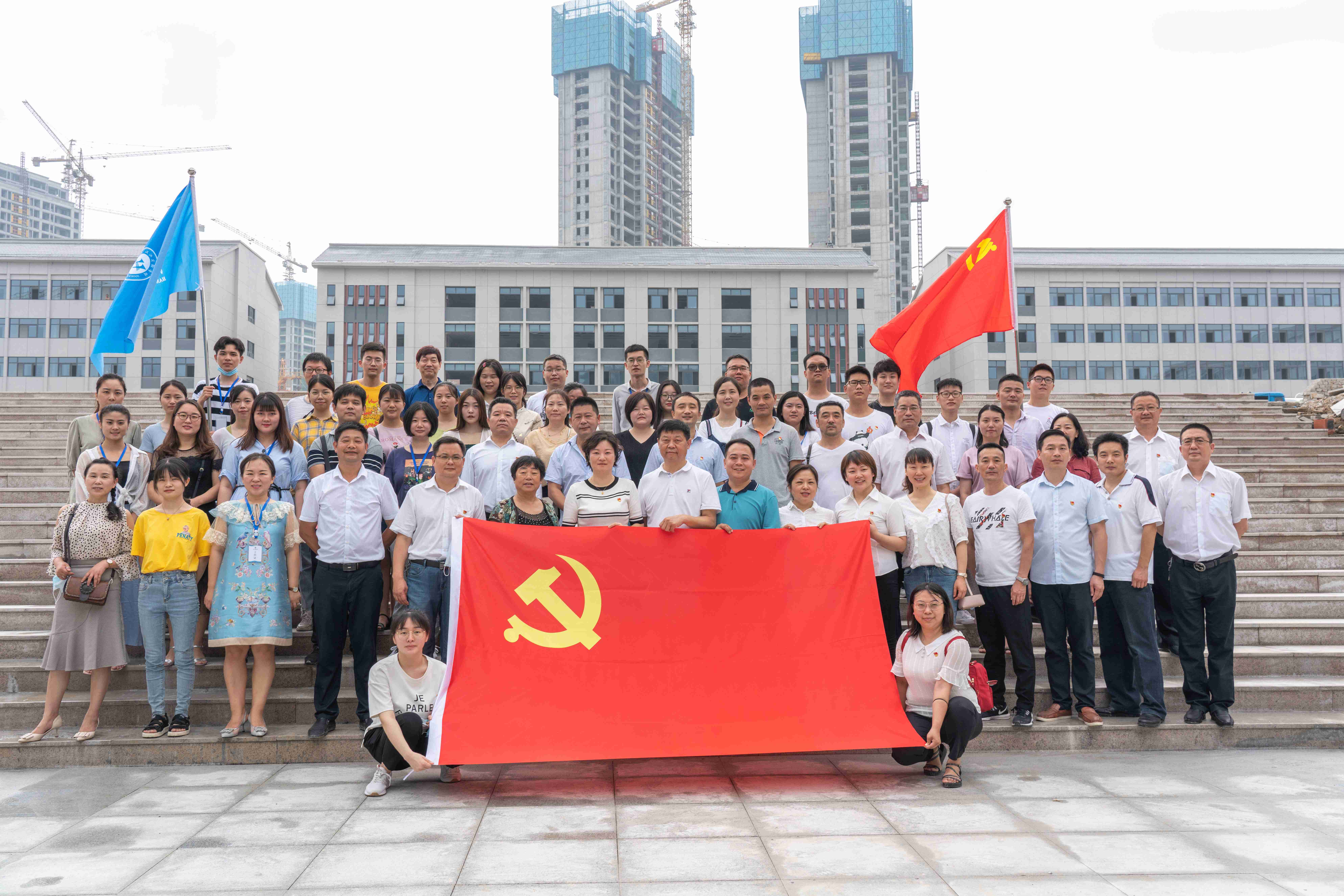 张湾区行政审批局局长张有婕带队到我校实地考察指导